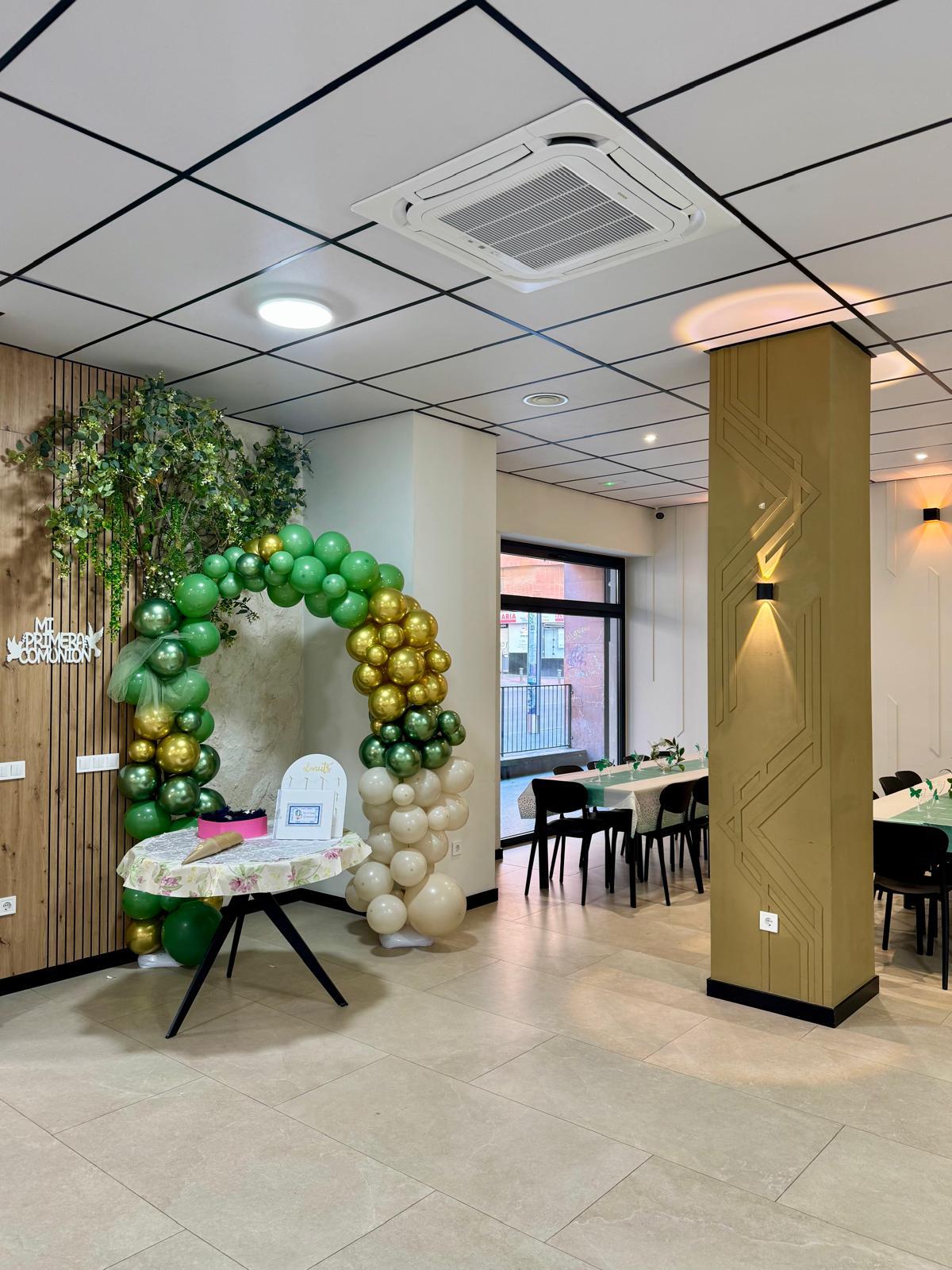 Celebración de Primera Comunión en una sala de fiestas decorada para familiares e invitados, un espacio ideal para celebrar comuniones y eventos familiares.