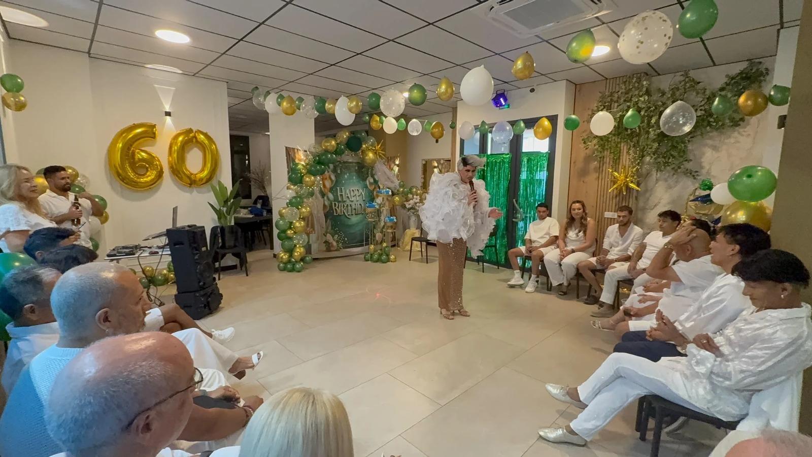 Celebra tu fiesta en Mi Velada Alicante y crea tu propio espectáculo: una actuación drag queen, música, animación y un espacio preparado para disfrutar con tus invitados.