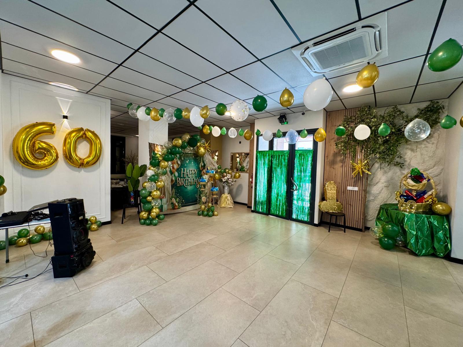 Sala en Alicante decorada con globos para celebrar un cumpleaños de 60 años, con equipo de música para disfrutar de la fiesta. Un espacio preparado para disfrutar de una fiesta privada.