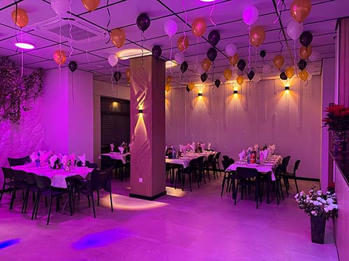 Sala con iluminación de fiesta